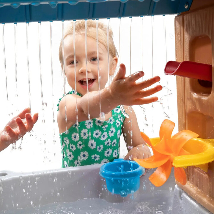 Step2 Water Table with Rain Shower, Bucket and Funnel + Animals