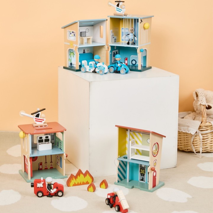 CLASSIC WORLD Police Station Wooden Car Helicopter Figures 12pcs.