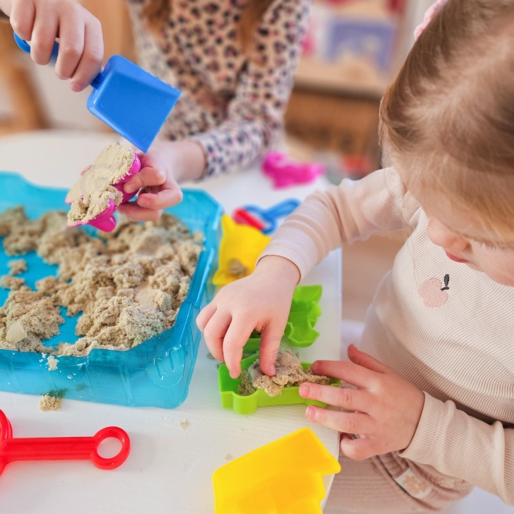 WOOPIE Kinetic Sand 0.5 kg with Table and Molds