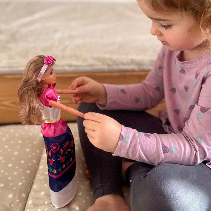 Lily Lalka Modowa Tradycyjny Strój Kwietny Wzór WOOPIE