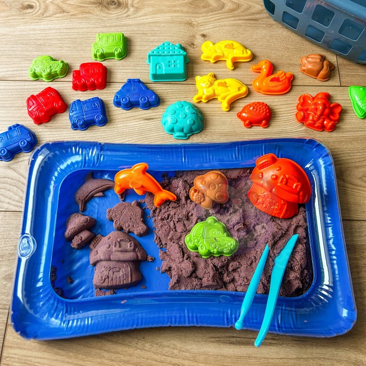 WOOPIE Kinetic Sand 0.8 kg with Molds in Basket