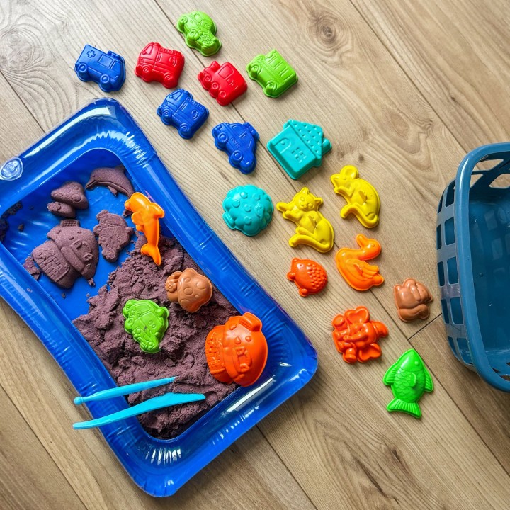 WOOPIE Kinetic Sand 0.8 kg with Molds in Basket