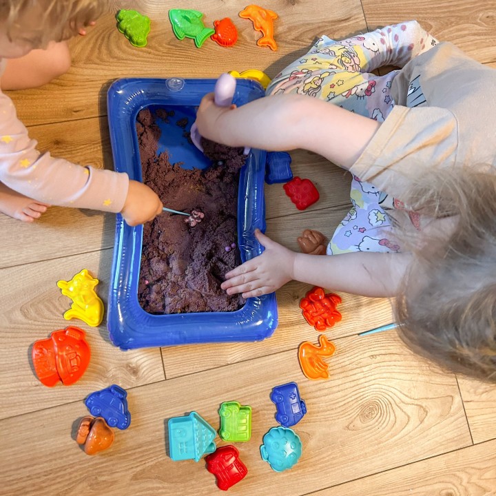 WOOPIE Kinetic Sand 0.8 kg with Molds in Basket