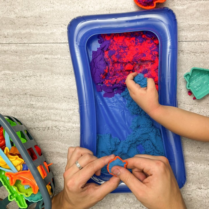 WOOPIE Kinetic Sand 0.8 kg with Molds in Basket