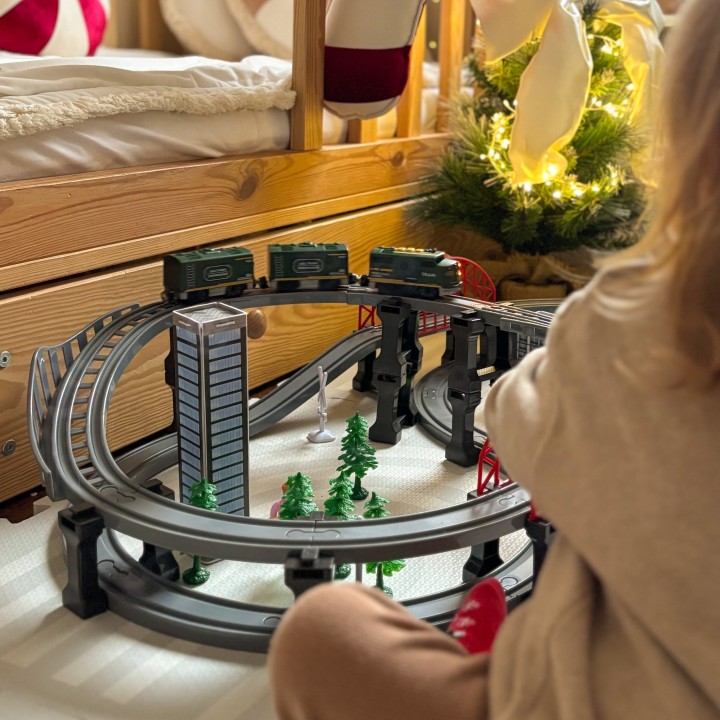 Train with locomotive and tracks - set with bridges and light Woopie