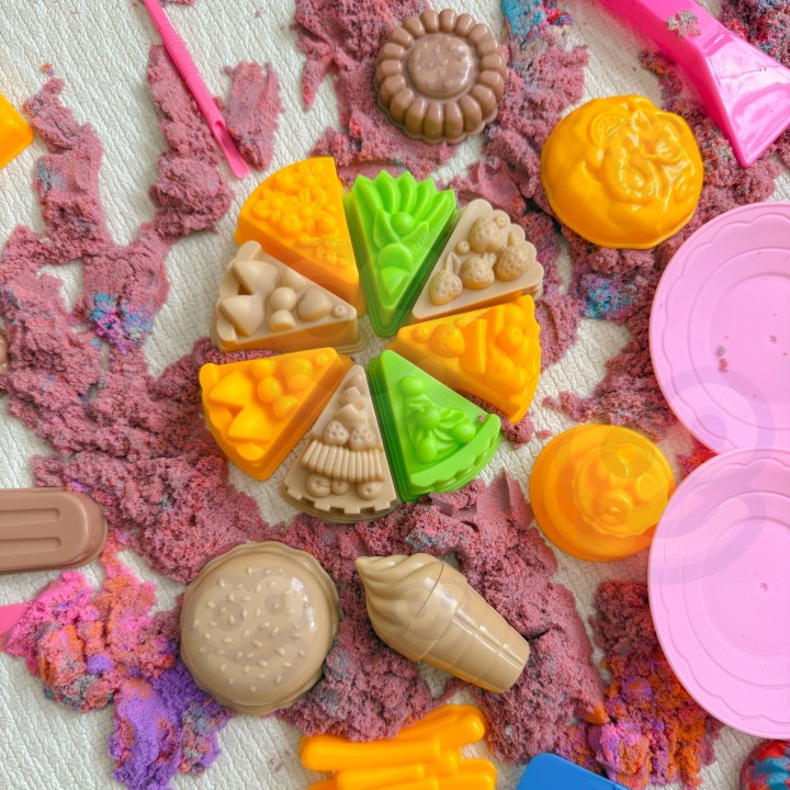 WOOPIE Kinetic Sand 6 Colors 1.2 kg with Molds