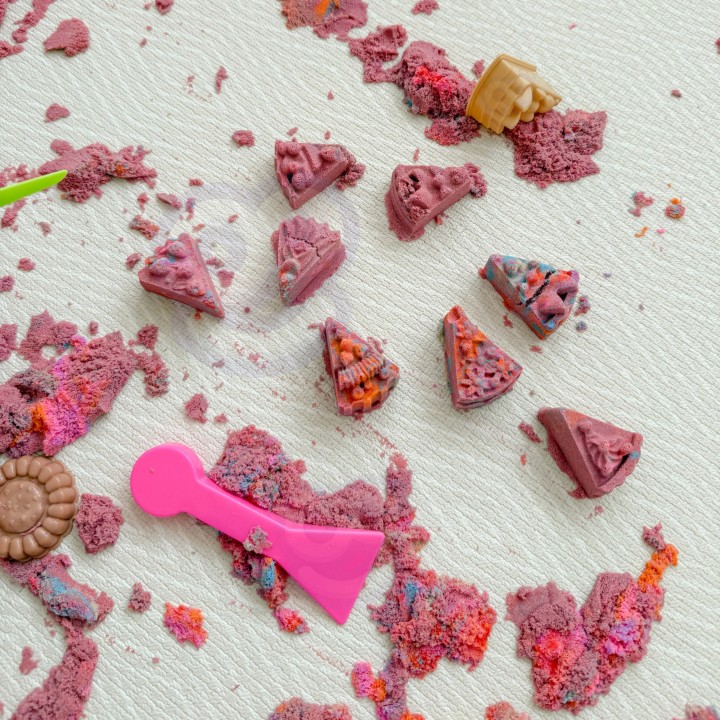 WOOPIE Kinetic Sand 6 Colors 1.2 kg with Molds