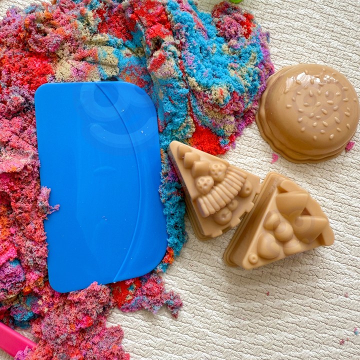 WOOPIE Kinetic Sand 6 Colors 1.2 kg with Molds