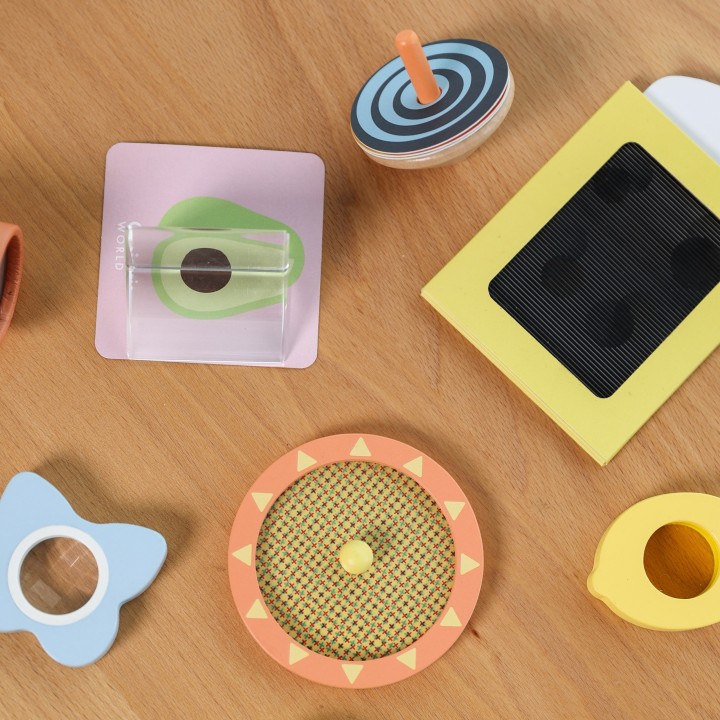 CLASSIC WORLD Optical Experiments 16-piece Sensory Set