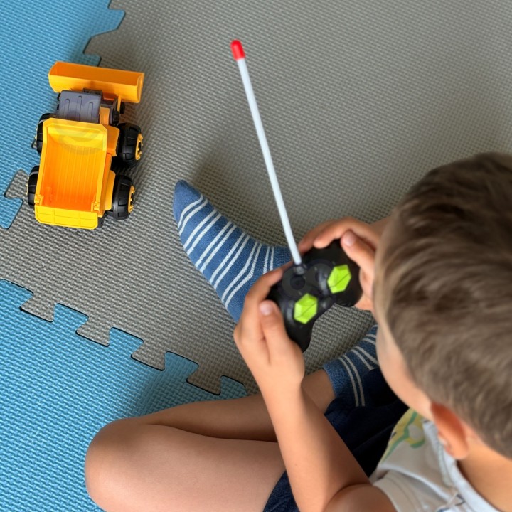 Zdalnie sterowana koparka DIY dla dzieci – nauka i zabawa Woopie