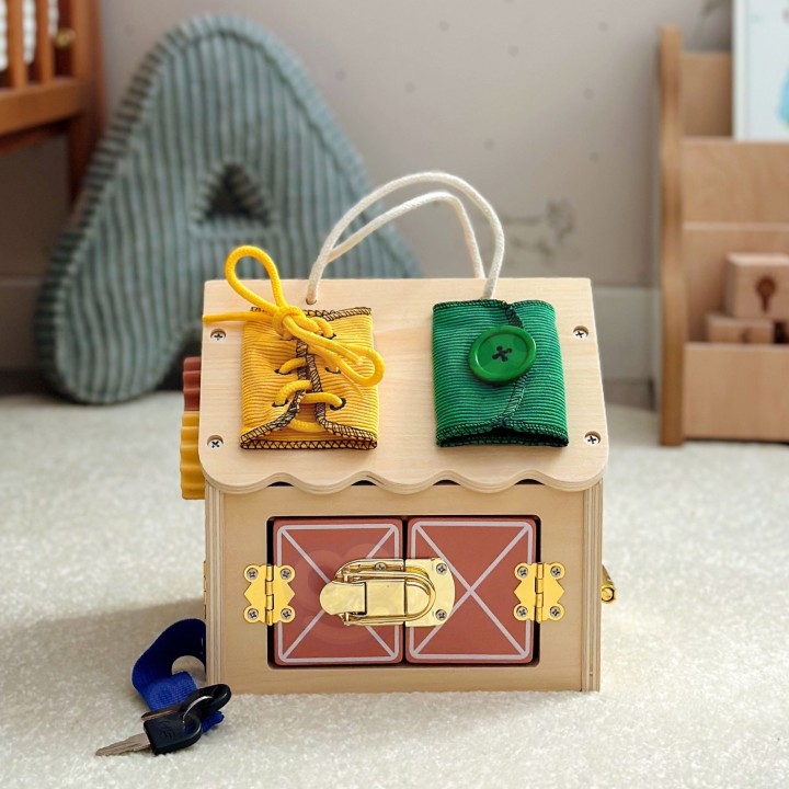 Drewniany domek manipulacyjny TOOKY TOY - zabawka z zamkami