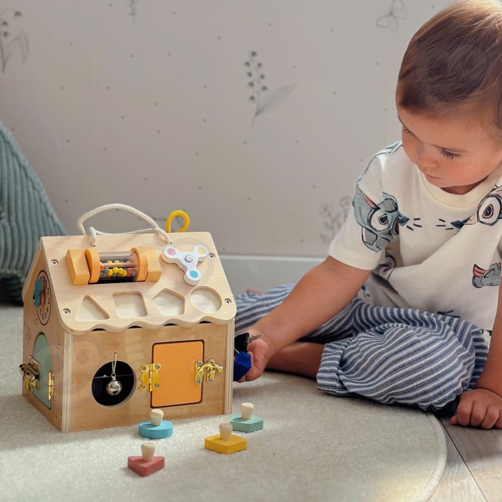 Drewniany domek manipulacyjny TOOKY TOY - zabawka z zamkami