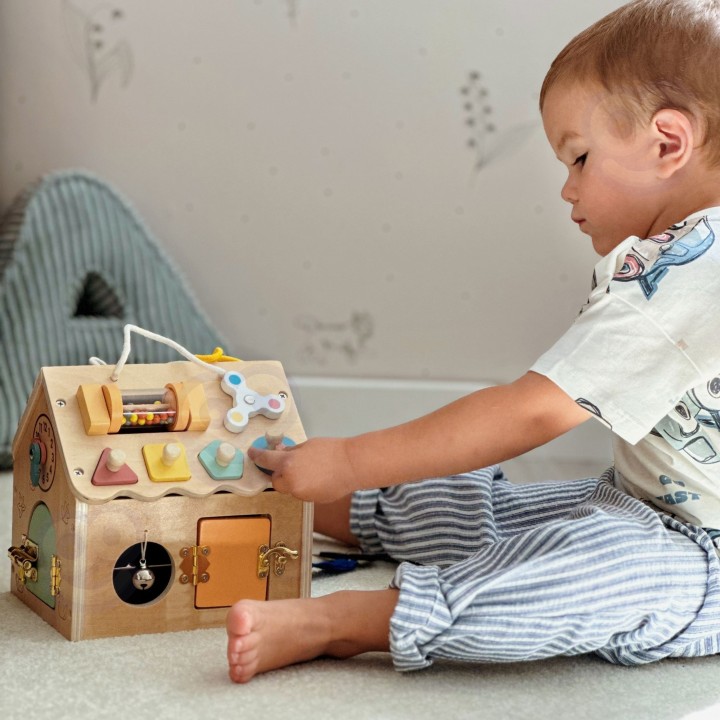 Drewniany domek manipulacyjny TOOKY TOY - zabawka z zamkami