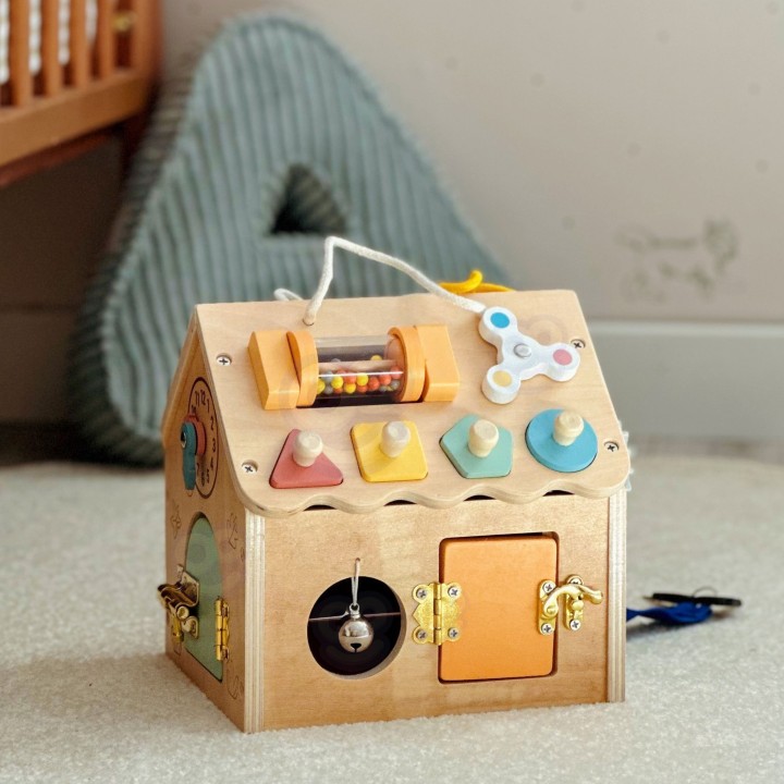 Drewniany domek manipulacyjny TOOKY TOY - zabawka z zamkami
