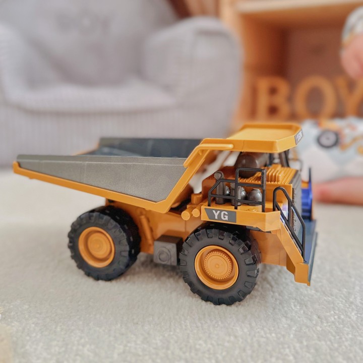 RC Woopie Construction Dump Truck - 9 Channels 2.4 GHz, Metal, Sound